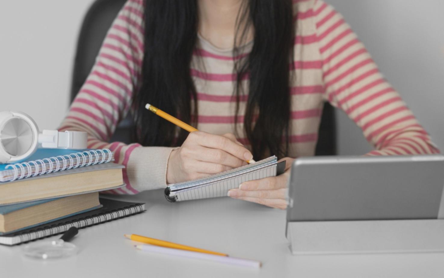 Finanzberater erklärt Kennzahlen am Computer